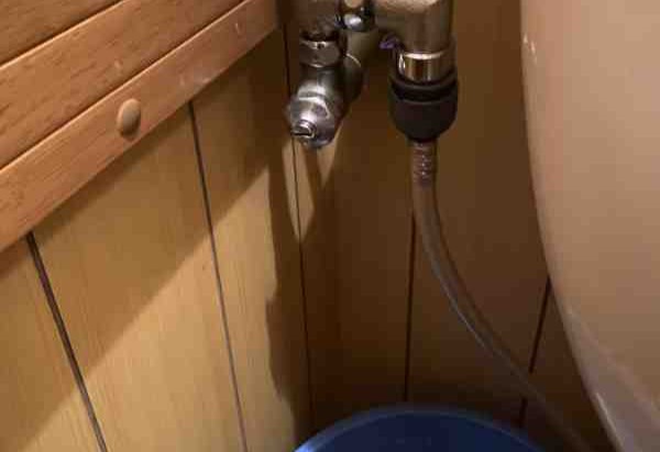 トイレの止水栓から床に水漏れ