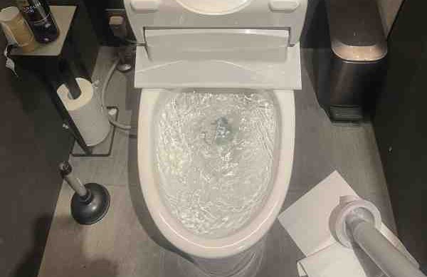 上下階のトイレが同時に詰まる原因は？