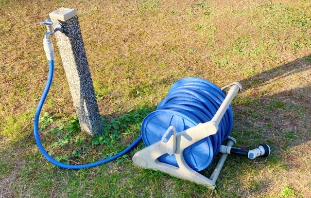 水道のホースやバケツで水を流す