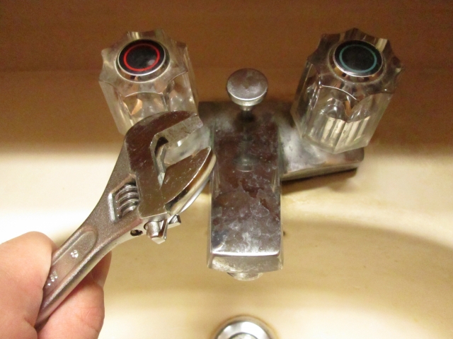 洗面所、ハンドル水栓のハンドルをきつく締めたら一回転して水が止まらない