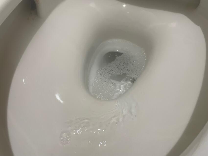 便器内に水が流れ続けている