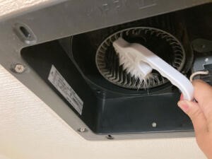 シロッコファンをブラシで掃除