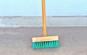 タイルのこすり洗いは柄の長いブラシが有効