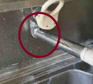 蛇口に溜まる水垢