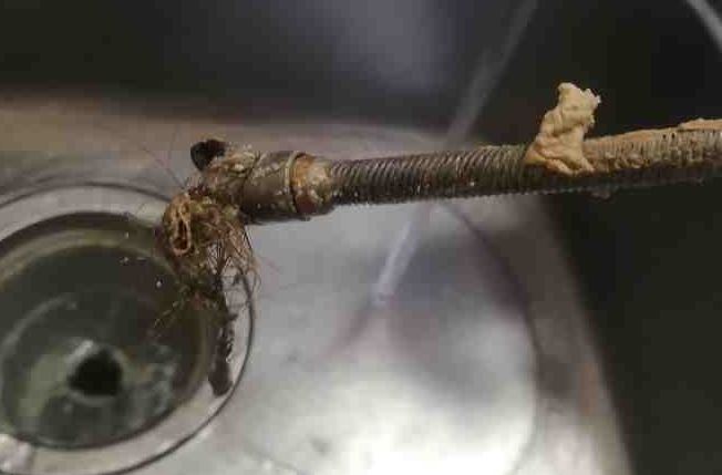 キッチン排水溝 ワイヤーでつまり除去