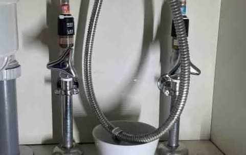 キッチン、洗面所シャワー水栓のシャワーホース切れ