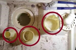 つけ置きした場合は、パーツをブラシでこすって汚れを落とし、洗う。