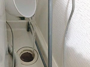 バケツか洗面器で水を2～4Lほど注ぎ入れる