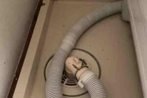 洗濯パンの排水口と洗濯排水ホースの接続を外す（洗濯場だけ）