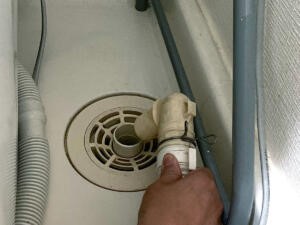 エルボも洗う場合は、排水ホースからエルボを外す