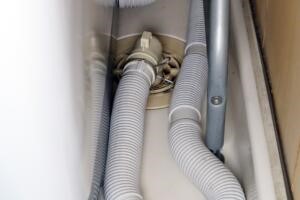 【洗濯機ホースのつまりの原因2】ホースが一部高くなっている