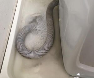 ゴミがつまると洗濯パンから水が溢れる