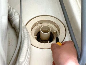 写真のトラップはゴムパッキンがないタイプのため、写真には写っていません。