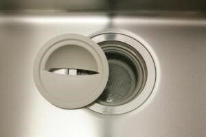 屋外の排水溝つまりの原因