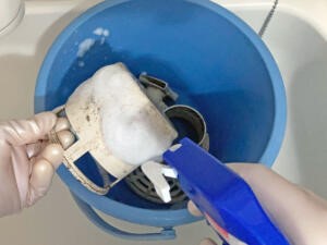 パーツにカビハイターをスプレーし5分ほど放置してからブラシやスポンジでこすり洗いをして、すすぐ