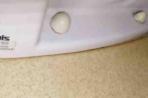 厄介なのが、トイレの床と便器の間に入り込んだ尿