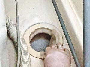 排水口内を洗う場合も、薄い板状のスポンジが使いやすい