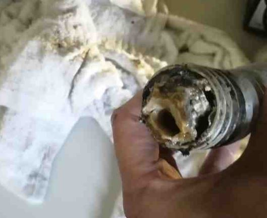 蛇腹ホース内の油汚れ