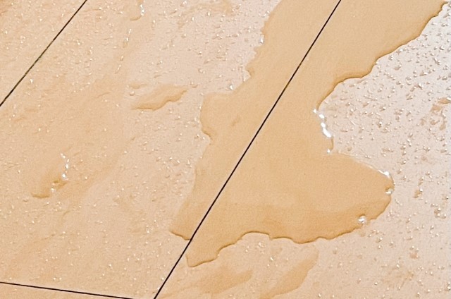 キッチン床下排水管詰まりによる溢れ