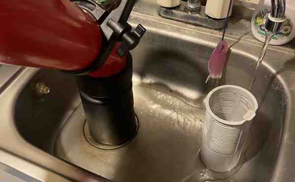 排水口に落ちたスポンジを吸引力抜群なローポンプで回収