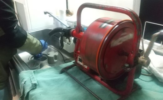 排水管の奥に溜った汚れを電動トーラーで除去
