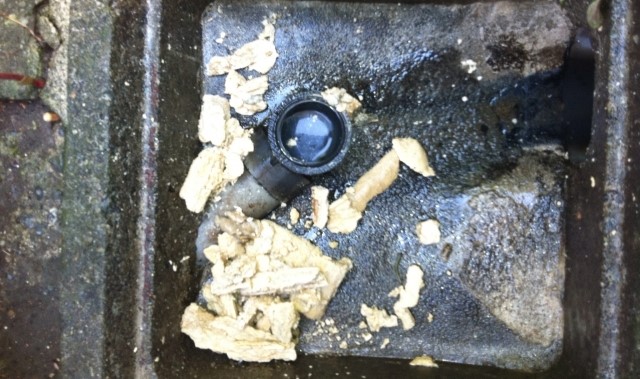 桝が溢れる緊急事態！蓄積した油・脂の塊が原因でつまり発生