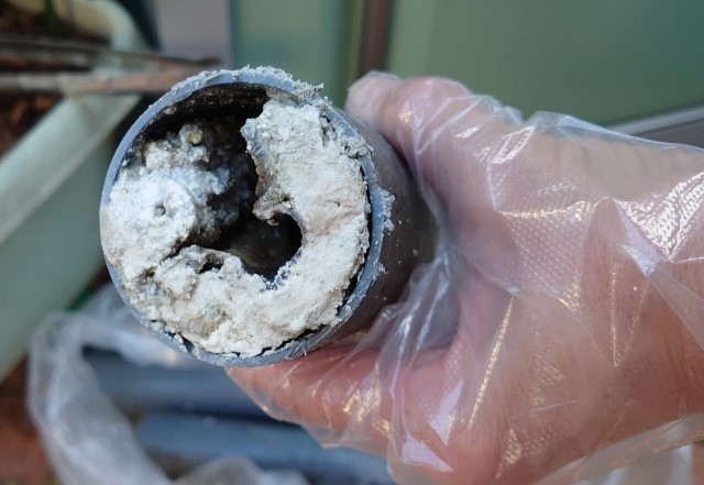 台所の水詰まりは油汚れと食材カスが多い