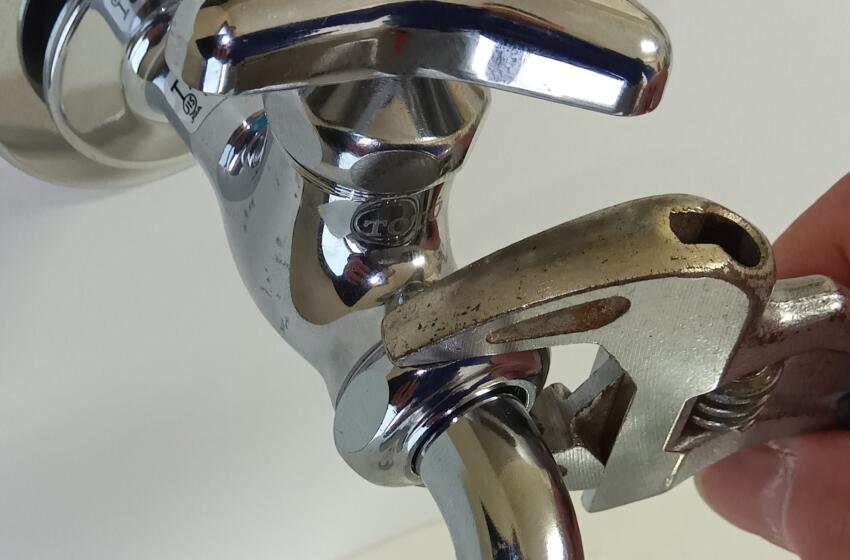 ナットのゆるみを締め直す