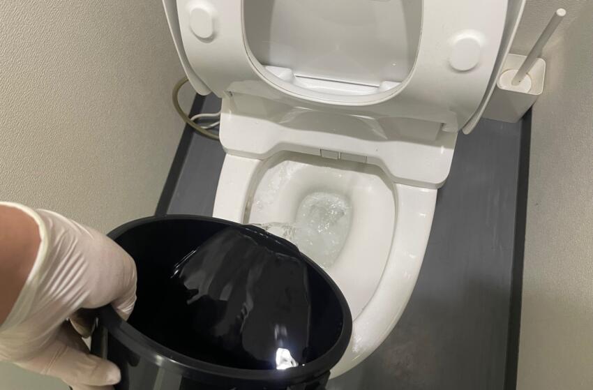 固くなった場合は、ぬるま湯を流して軟らかくする