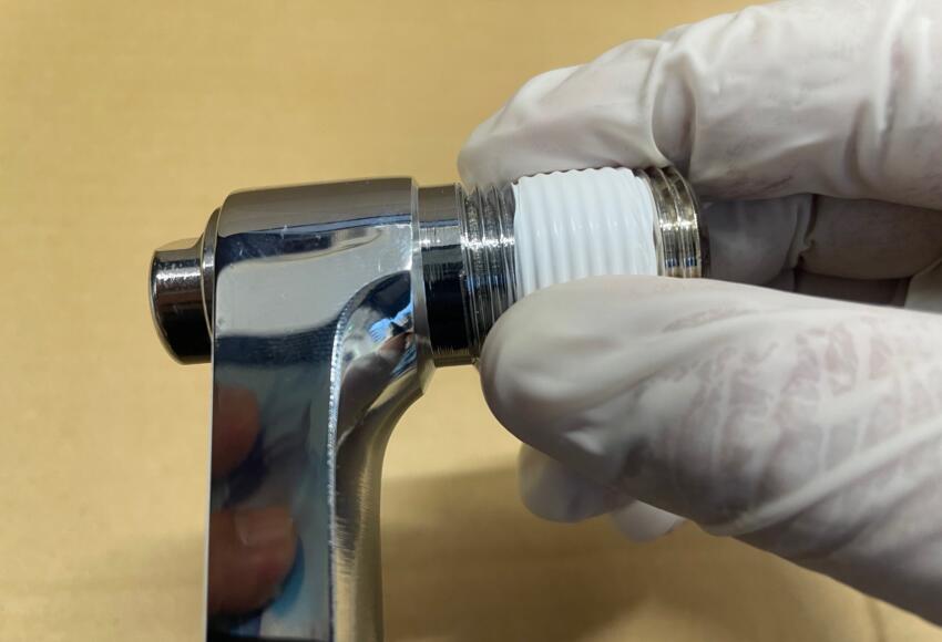 最後に指でシールテープを馴染ませる