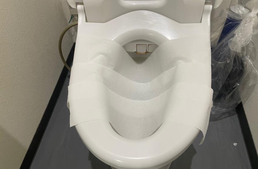 排便前にトイレットペーパーを敷いておく
