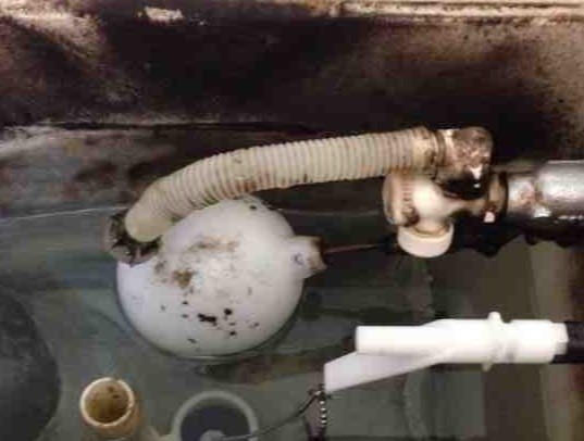 タンク内での手洗いへの管の不具合