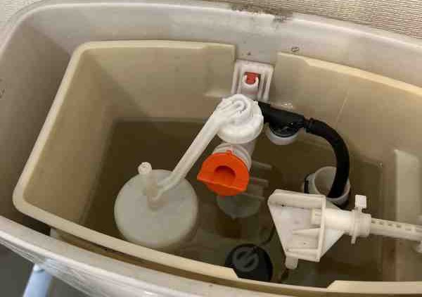 タンクのフタを開けて中を確認する