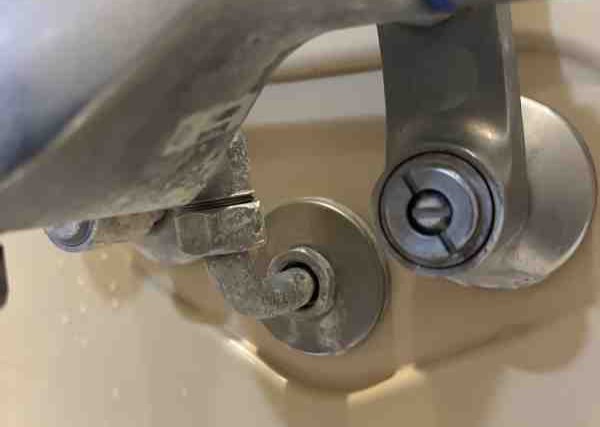 止水栓や元栓を調整する