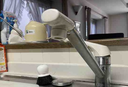 蛇口や給水管のつまりや劣化が原因の場合