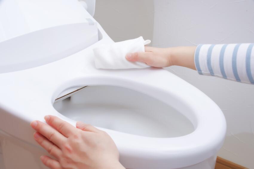 トイレの取れない黄ばみ｜便器にはサンポール、便座裏にはハイターが効果的